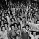 Celebración del día de la victoria en Jackson Square en el centro de Oak Ridge en agosto de 1945. Cuando se lanzó la primera bomba atómica sobre Japón el 6 de agosto de 1945, los diarios revelaron a la gente de Oak Ridge en lo que habían estado trabajando todo este tiempo.